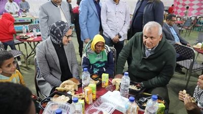 محافظ الوادي الجديد يشارك أهالي قرية ناصر الإفطار الرمضاني