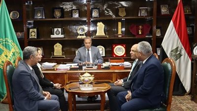 محافظ القليوبية يستقبل أعضاء البنك الزراعي المصري لتقديم تبرع للأسر الأكثر احتياجًا