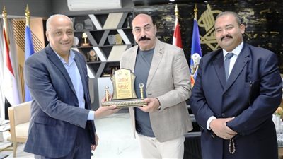 مجلس إدارة نادي القضاة يهدي درع النادي لمحافظ أسوان تقديرًا لجهوده المبذولة