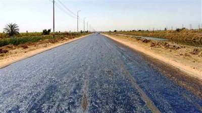 محافظ أسوان يتابع الأعمال الجارية بمشروع رصف طريق بلانة - كلابشة