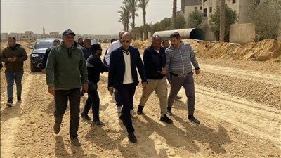 رئيس جهاز القاهرة الجديدة يتفقد مشروعات التطوير والطرق بالتجمعين الأول والثالث 