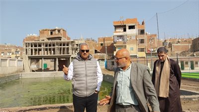 وكيل وزارة الشباب والرياضة بالقليوبية يتابع عملية إحلال وتجديد الملعب الخماسي بصنافير