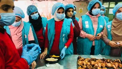 مطبخ المصرية بجامعة سوهاج يقدم ٣٠٠ وجبة يومياً للأسر الآولي بالرعاية بقري حياه كريمة