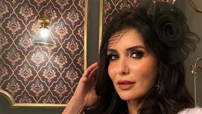 غادة عادل تهرب من أميرات ديزني وسط النهر