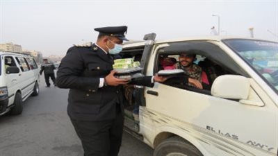ضباط الشرطة يوزعون وجبات إفطار على الصائمين