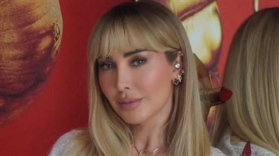 جويل مردينيان أنيقة وجذابة بالعباءة الراقية