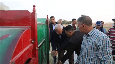 محافظ الوادي الجديد يشهد حصاد الكمون بباريس