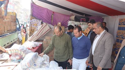 السكرتير المساعد لبني سويف يتفقد معارض