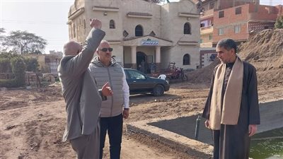 وكيل شباب القليوبية يتابع عملية إحلال وتجديد الملعب الخماسي بصنافير