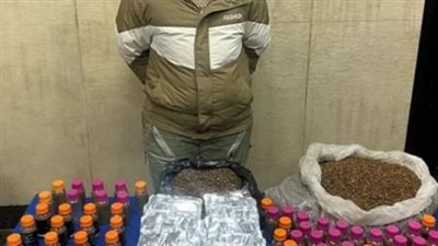 القيض على صاحب شركة يجمع تبغ السجائر مجهول المصدر لبيعه للمواطنين
