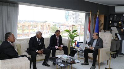 محافظ اسوان يناقش مشروع السور القبلى بنادى أسوان الرياضى 