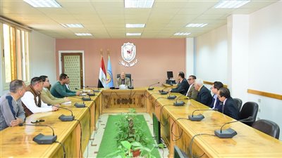 رئيس جامعة سوهاج يوقع عقد شراكة مع شركة لأعمال النظافة 