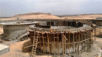 محافظ أسوان يوجه بانهاء توصيل خدمات الصرف الصحى بقرية غرب أسوان 