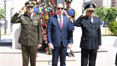 محافظ الفيوم يضع اكليلا من الزهور على النصب التذكاري بميدان قارون