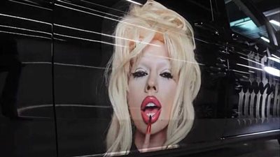 بسيارتها الفارهة.. مغنية راب شهيرة تروج لألبومها بطريقة مبتكرة (شاهد)