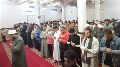 الآلاف يؤدون صلاة التراويح مع الدروس الدينية بمساجد الفيوم 