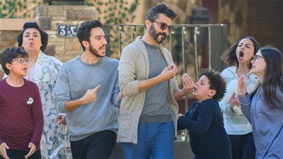 محادثة طريفة بين نور النبوى ووالده فى كواليس 