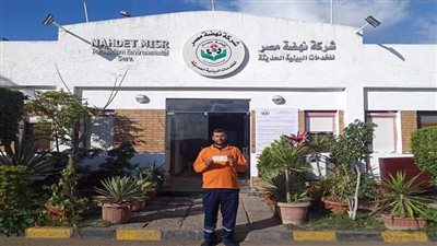 عامل النظافة يعثر على شيك بمبلغ كبير ويعيده لصاحبة بالإسكندرية 