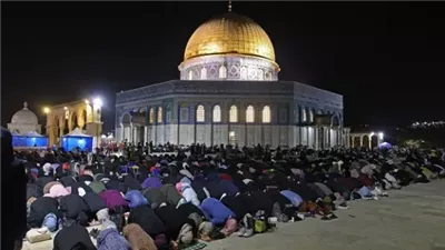 60 ألف مصلٍ يؤدون صلاتي العشاء والتراويح في المسجد الأقصى