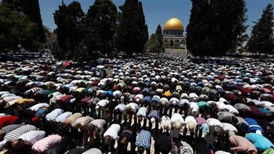 25 مصليا يؤدون صلاة التراويح بالمسجد الأقصى المبارك