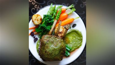 قطع لحم الضأن المشوية وصلصة البيستو بالنعناع والخضروات المشوية