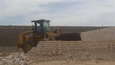 إزالة 5 حالات تعدٍ بناء علي أملاك الدولة بقرية المحروسة فى قنا 