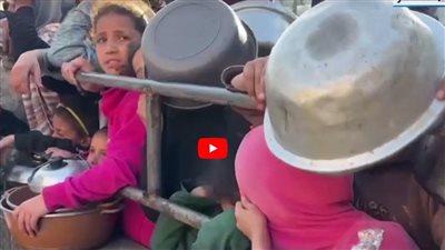 متطوعون في رفح الفلسطينية يعدون الطعام للنازحين الصائمين رغم نقص الإمدادات (شاهد)