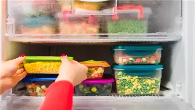 خبيرة تغذية تكشف عن الطريقة السليمة لحفظ الأطعمة.. فيديو