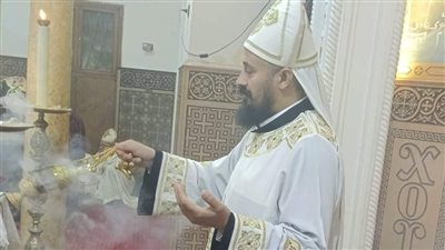 الأنبا صليب يشهد سيامة الشماس جون مدحت.. شاهد