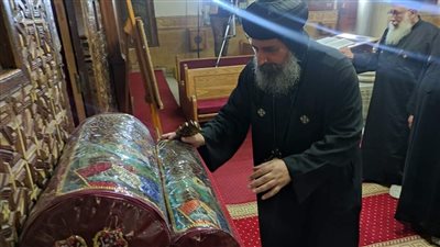 الأنبا اغناطيوس يشهد تطيب 