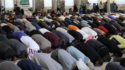 تغشاهم الرحمة وتملؤهم السكينة.. آلاف المصلين يؤدون التراويح بالجامع الأزهر