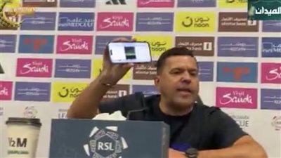 كوزمين كونترا يفتح النار على حكم مباراة الهلال وضمك