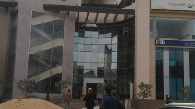 انتداب المعمل الجنائى لمعرفة سبب حريق مول القاهرة الجديدة 