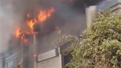 6 سيارات إطفاء تحاول السيطرة على حريق مجمع البنوك بالتجمع