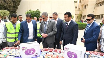 محافظ الفيوم يتفقد قافلة المواد الغذائية المقدمة من مؤسسة