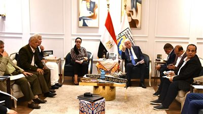 محافظ جنوب سيناء يبحث خطة إعداد مائدة إفطار بطور سيناء