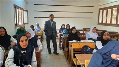 مدير التعليم يتابع انتظام الدراسة والانضباط الإداري بمدرسة أبوتشت الثانوية بنات
