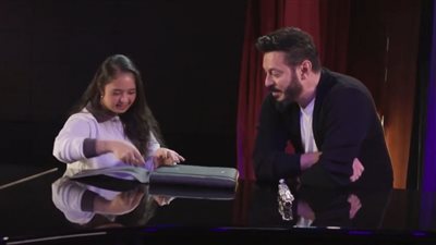 مصطفى شعبان يُهدي البطلة الأوليمبية 