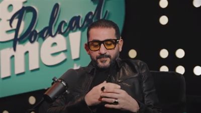 جمجمة وجزء من كسوة الكعبة.. أحمد حلمي يكشف سر خواتمه الثلاثة (فيديو)