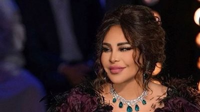 أحلام الشامسي تتزين بالريش والألماس الحر