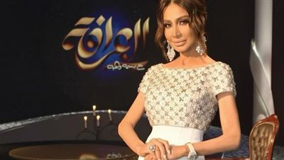 بسمة وهبة تطل بالذهبي اللافت في العرافة