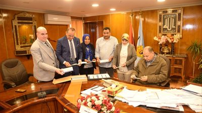 محافظ أسيوط يلتقي مسئولي البنك الزراعي لدعم الأسر الأكثر احتياجًا بـ2000كوبون مواد غذائية