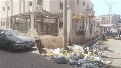 أكوام القمامة تحاصر المركز الطبى بنجع حمادي