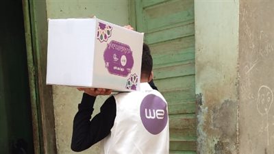 بالصور .. فرق عمل ومتطوعي صناع الخير يجوبون قرى الفيوم لتوزيع كراتين المواد الغذائية 