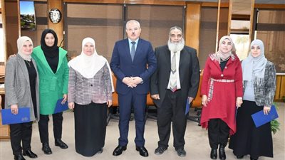  رئيس جامعة قناة السويس يُكرم فريق مركز المعلومات 