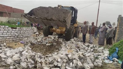 إزالة التعديات على الأراضي الزراعية بمركز طامية في الفيوم 