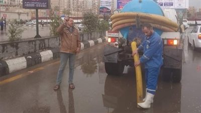 سحب تجمعات مياه الأمطار من شوارع الفيوم 