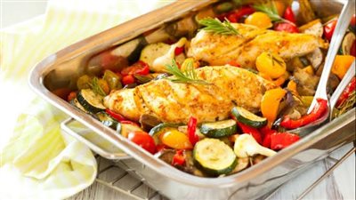 لعزومة رمضان.. طريقة عمل صينية دجاج بالخضار