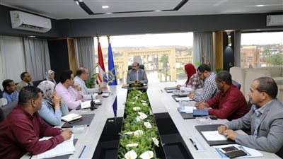 محافظ أسوان يشدد على وضع حلول جذرية لأى مشاكل تخص المواطنين 