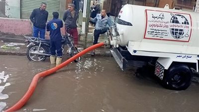 صور.. رفع مياه الأمطار من شوارع وطرق شبين القناطر